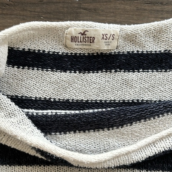 Hollister sweater - Picture 2 of 4